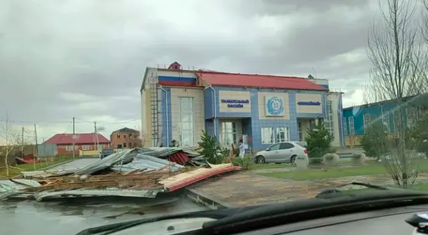 Фото Дом разрушен возле церкви. Опубликованы кадры мощного урагана в Новосибирской области 4